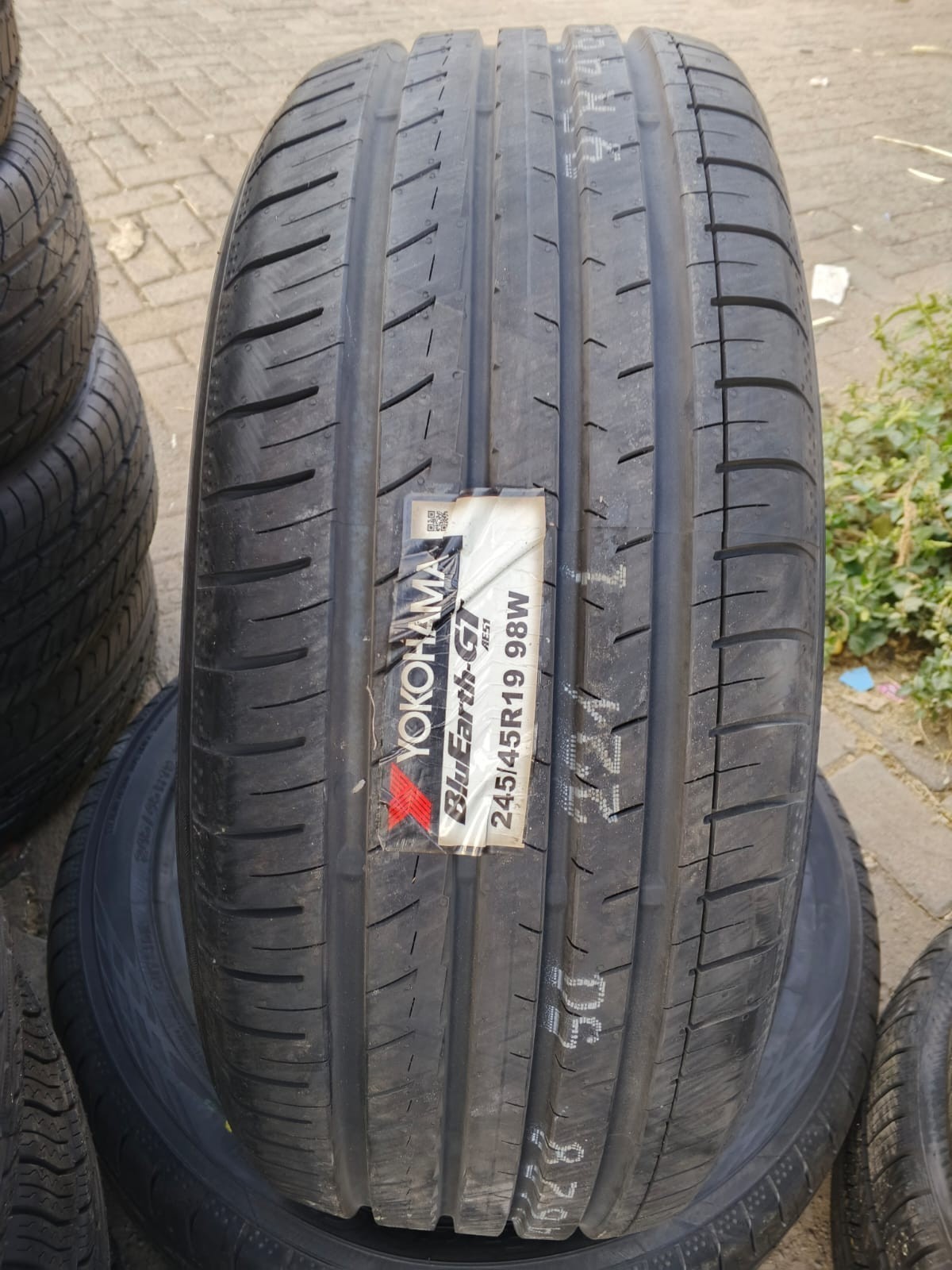 YOKOHAMA BLUEARTH-GT AE51 245/45 R19 98W 